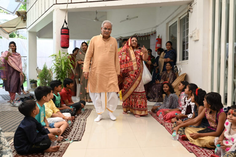 रायपुर : नवरात्रि के अवसर पर मुख्यमंत्री श्री भूपेश बघेल और उनकी धर्मपत्नी श्रीमती मुक्तेश्वरी बघेल ने आज अपने भिलाई निवास में कन्या पूजन किया।