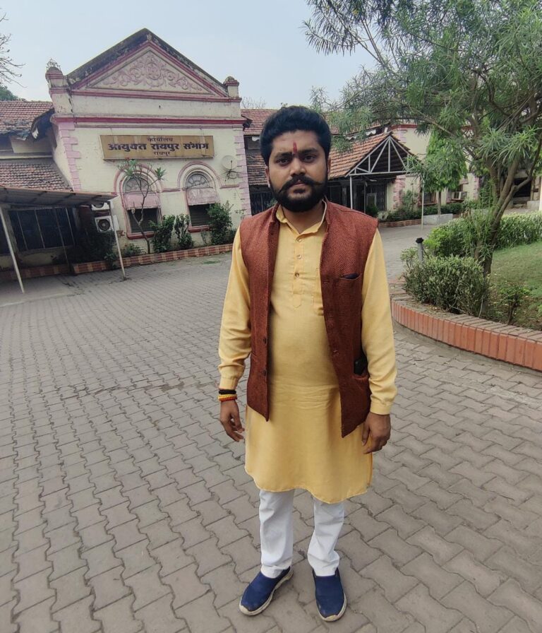प्रदेश में अधिकारी निर्धारित समय पर कार्यलय में उपस्थित न रहकर अपने कर्तव्य का पालन नहीं किया जा रहा है जिससे आम जनता परेशान है : किसान नेता अशवन्त तुषार साहू।