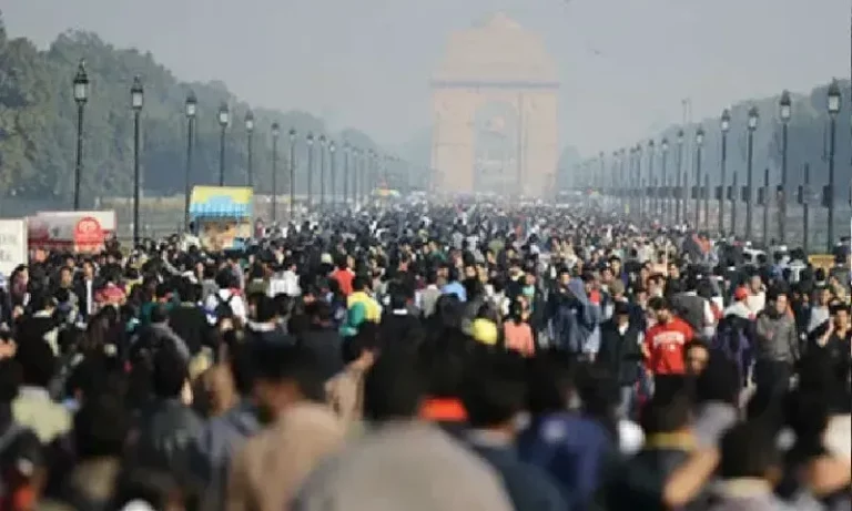 भारत विश्व का सबसे अधिक आबादी वाला देश बन गया है। इस मामले में अब तक आगे चल रहे चीन को भारत ने अब पीछे छोड़ दिया है।