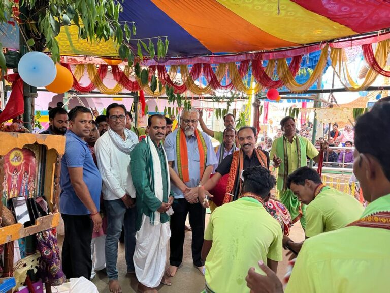 बसना – ग्राम मिलाराबाद हरिनाम संकिर्तन नाम यज्ञ में शामिल हुए बेटी बचाओ बेटी पढाओ के प्रदेश सदस्य डॉ.एन.के. अग्रवाल।