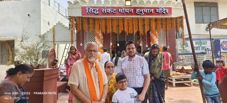 श्री हनुमान जयंती के अवसर पर बेटी बचाओ बेटी पढ़ाओ के प्रदेश सदस्य डॉक्टर एन के अग्रवाल ने अपने परिवार सहित हनुमान मंदिर में पूजा अर्चना कर आंचलवासियों के लिए सुख शांति की कामना की…..