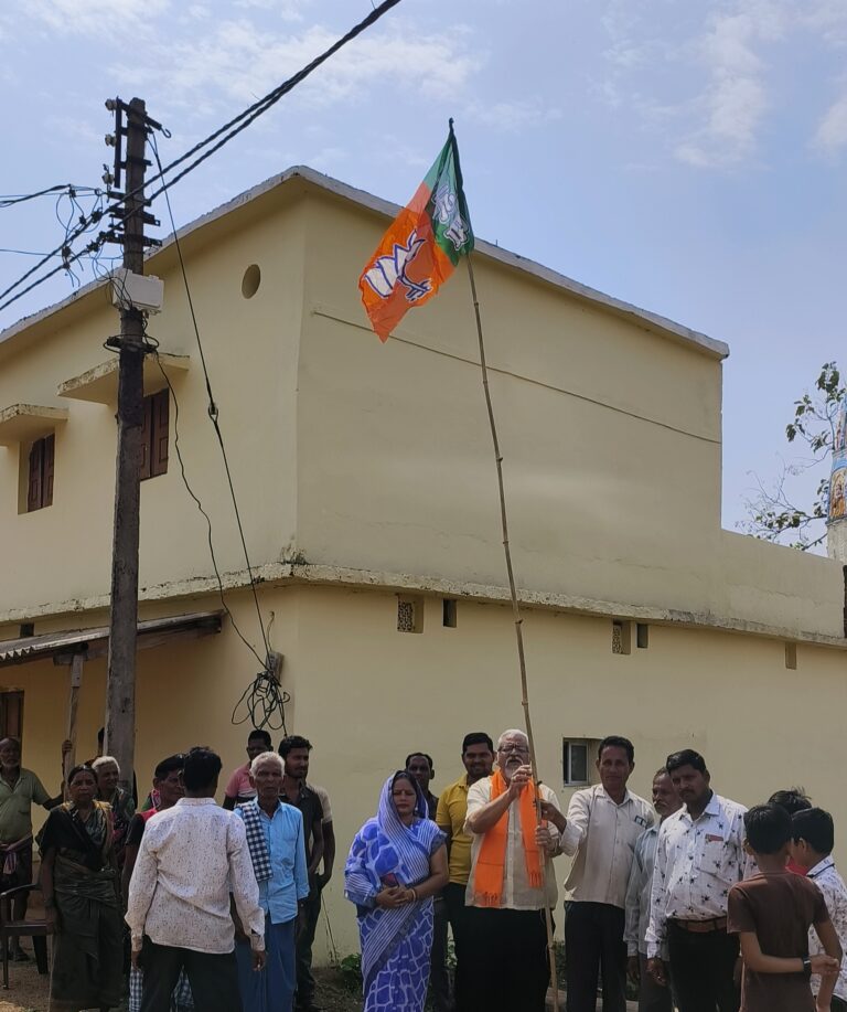 बसना – बेटी बचाओ बेटी पढ़ाओ के प्रदेश सदस्य अग्रवाल नर्सिंग होम के संचालक डॉ एन.के. अग्रवाल ने बूथ क्रमांक 193 गेर्राभाठा में झंडा फहराकर बूथ कार्यकर्ताओं के साथ मनाया बीजेपी स्थापना दिवस।साथ ही बूथ कार्यकर्ताओं के साथ सुना प्रधानमंत्री जी का संबोधन।