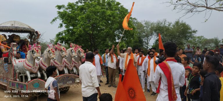 बसना – हनुमान जयंती पर अरेकेल में निकाली गई भव्य शोभा यात्रा जिसमें बेटी बचाओ बेटी पढ़ाओ के प्रदेश सदस्य डॉक्टर एन के अग्रवाल हुए शामिल झंडा दिखाकर किया शोभा यात्रा को प्रारंभ.