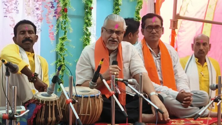 बसना – ग्राम खेमड़ा में आयोजित श्री रामकथा में मुख्य अतिथि के रूप में शामिल हुए बेटी बचाओ बेटी पढ़ाओ के प्रदेश सदस्य डॉक्टर एन के अग्रवाल।