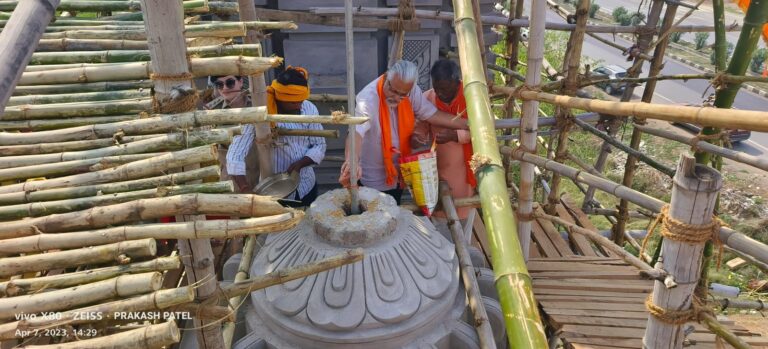 बसना – ग्राम बरबसपुर में निर्माणाधीन श्री  जगन्नाथ मंदिर के कुम्भ भराइ कार्यक्रम में शामिल हुए डॉक्टर एन के अग्रवाल.