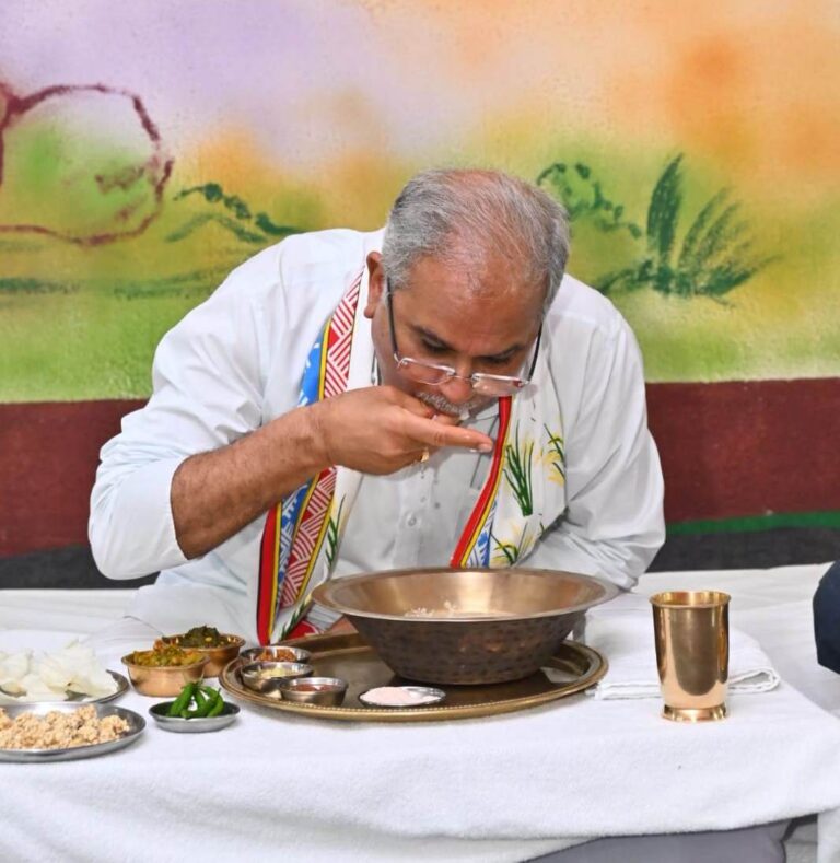 रायपुर : मुख्यमंत्री ने श्रम वीरों के सम्मान में हज़ारों श्रमिकों के साथ लिया बोरे-बासी का लिया आनंद…