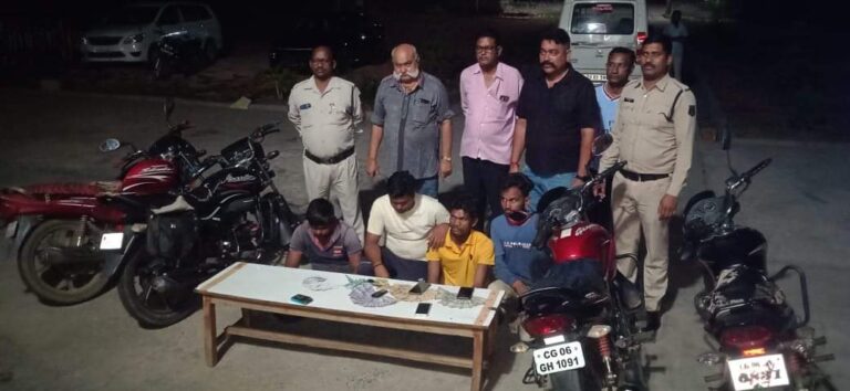 महासमुंद – पुलिस टीम टीम घटनास्थल की घेराबंदी किए कुछ जुआड़ी लोग घटनास्थल से फरार हो गए कुल 4 लोगों को जुआ खेलते पकड़ा गया