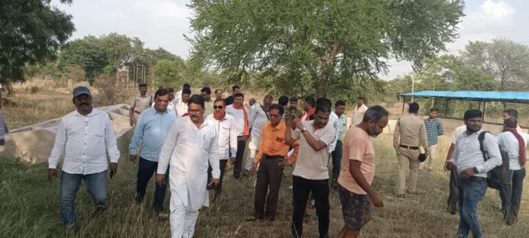 गोठान में पैरा नही रिकॉर्ड में लगभग 6 लाख का खरीदी इसके अलावा ना ही खाद खरीदी एवं ना ही कम्पोस्ट खाद का निर्माण हुवा बावजूद रिकॉर्ड में खाद सोसायटी में बेचा गया ,भाजपा के चलबो गोठान खोलबो पोल अभियान के तहत निरक्षण में आरोप