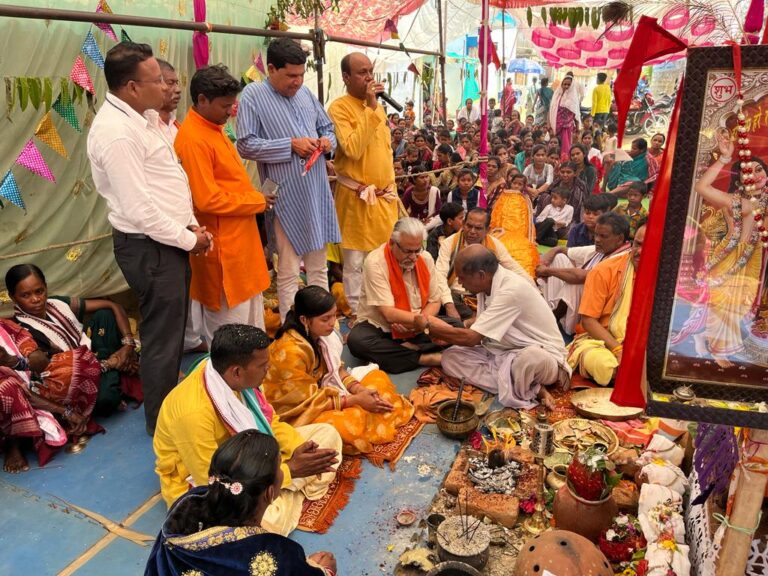 बसना – मोहका अष्टप्रहरी नामयज्ञ में शामिल हुए डॉ एन.के. अग्रवाल ……