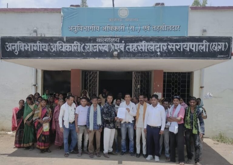 सरायपाली -/ गरीबो को मिलने वाले राशन को भी नही छोड़ रहे है सेल्समेन 2 माह का चावल गबन के बाद डकार तक नही ले रहे है / एसडीएम दे रहे है कार्यवाही करने का आश्वासन