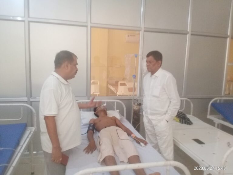 प्रताड़ना से तंग आकर मजदूर ने खा ली नींद की 15 गोलियां  आर्थिक तंगी के कारण इलाज भी नही करा पा रहा था परिवार माँ की गुहार सुनकर विधायक ने की मदद स्वयं पहुचे अस्पताल