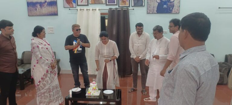 लोकसभा सांसद  और उनके परिवार का सरायपाली प्रवास के दौरान छग विधान सभा अध्यक्ष की पुत्री डॉ सुप्रिया का रोमी सलूजा और राजा अग्रवाल ने केक काटकर बधाई दी और चर्चा किए