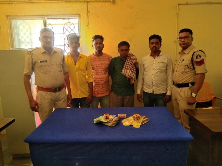 सरायपाली-/ इस गांव में चकरी एवं गोटी नामक खेल से अवैध रूप धन अर्जन कराने के आरोप में सरायपाली पुलिस ने ओडिसा बरगढ़ बिलासपुर के 4 आरोपियों गिरफ्तार किया