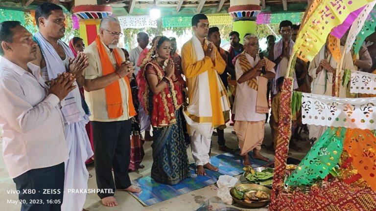 बसना – ग्रीन गबोध श्री हरी संकीर्तन अष्ट प्रहरी नाम यज्ञ में मुख्य अतिथि के रूप में शामिल हुए बेटी बचाओ बेटी पढाओ के प्रदेश सदस्य डॉ एन.के. अग्रवाल ……