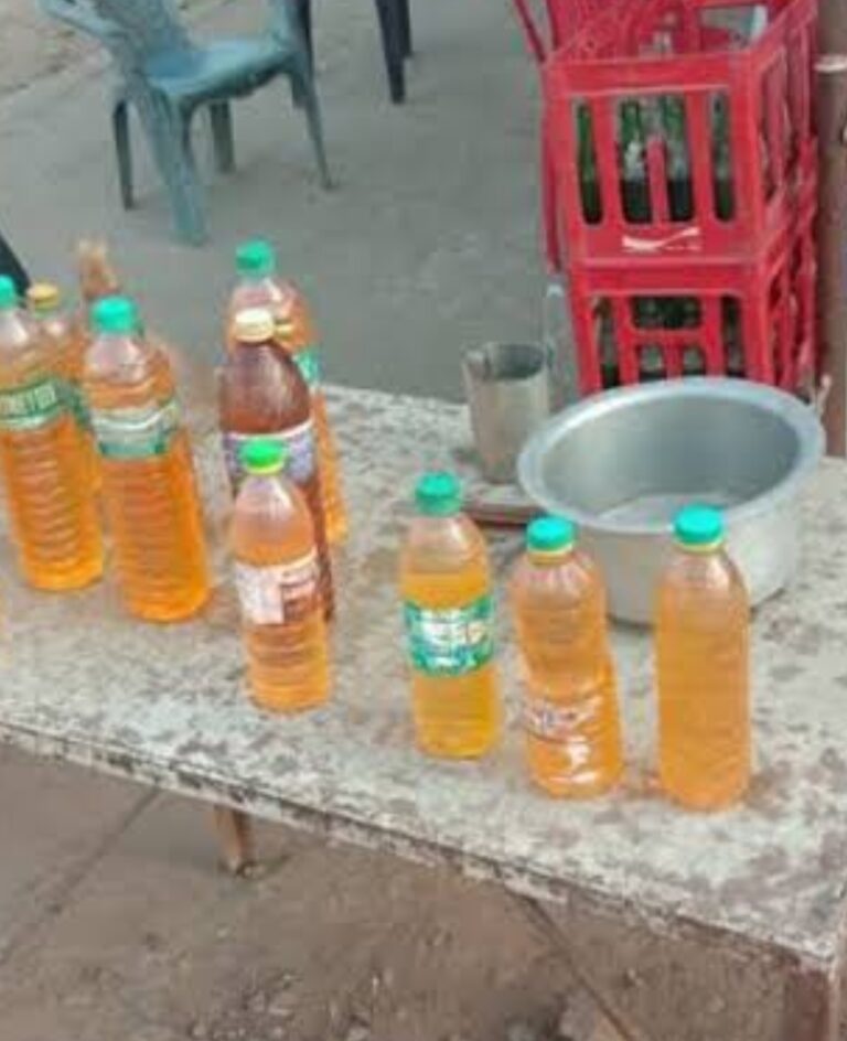 सरायपाली-/ पेट्रोल बेचते समय लापरवाही जलकर एक बच्ची की मौत दुकान मालिक के खिलाप अपराध दर्ज गांव के किराना दुकान और हाईवे सहित पंचर के दुकानों में  बिक रहा है अवैध रूप से पेट्रोल