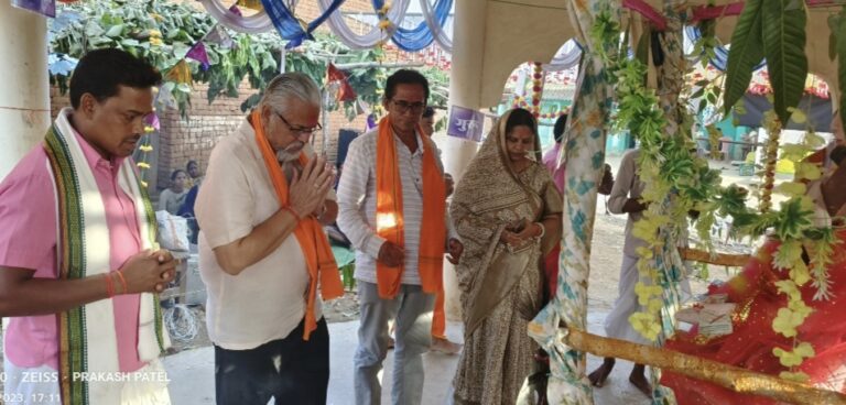 बसना – बम्हनी श्री हरी संकीर्तन अष्ट प्रहरी नाम यज्ञ में  शामिल हुए पूर्व विधायक रूपकुमारी चौधरी एवम बेटी बचाओ बेटी पढाओ के प्रदेश सदस्य डॉ एन.के. अग्रवाल ……