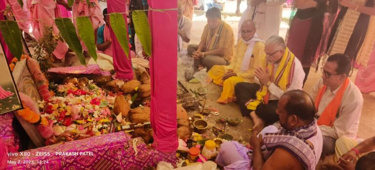 बसना – बोईरडीह शिव मंदिर प्राण प्रतिष्ठा एवं अष्टप्रहरी नामयज्ञ में शामिल हुए डॉ एन.के. अग्रवाल ……