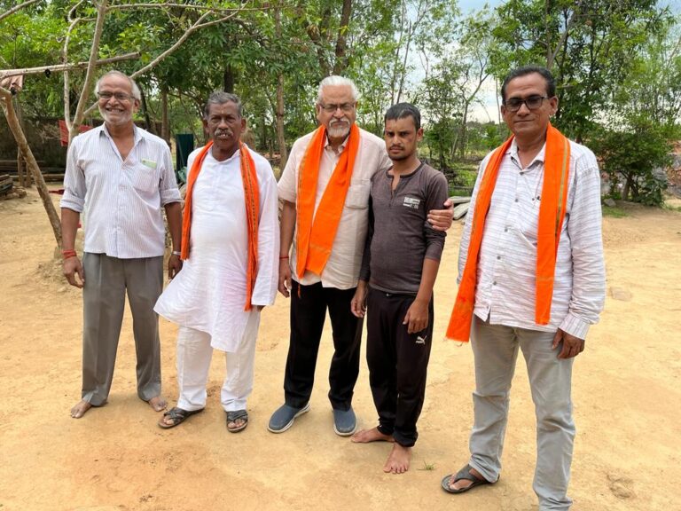 सड़क दुर्घटना में घायल व्यक्ति से बेटी बचाओ बेटी पढ़ो के प्रदेश सदस्य डॉक्टर एन के अग्रवाल ने घर जाकर जाना हाल चाल |