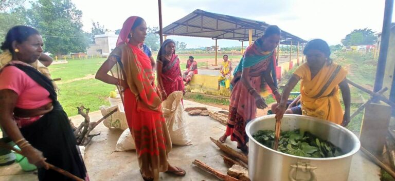 छत्तीसगढ़ सरकार के योजना का कमाल भूमि का उर्वक शक्ति अधिक समय तक बढ़ाने के लिए महिलाएं कर रही है ब्रम्हास्त्र का निर्माण कर 03 लाख 55 हजार रूपये से अधिक की आमदनी