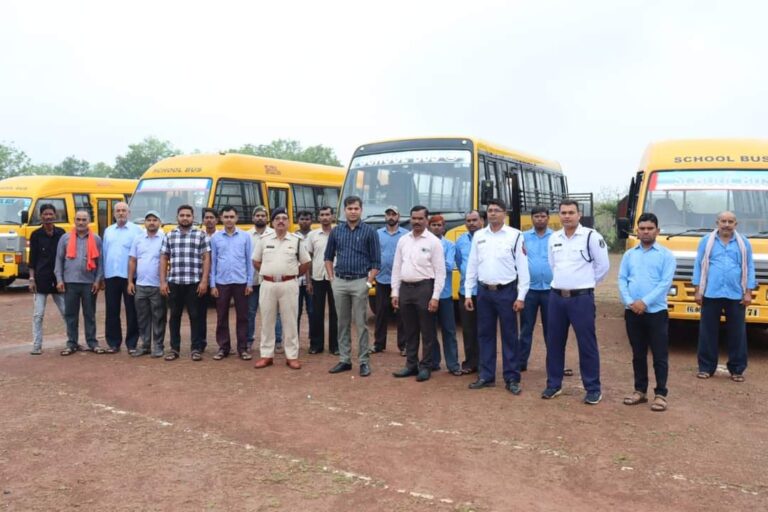 महासमुंद -/ स्कूल खुलने से पहले की गई स्कुल बसों की जाँच, 32 स्कूल बसों का हुआ फिटनेस जाँच परीक्षण, जिसमे 02 बसों का फिटनेस अवधि समाप्त 50 स्कूल बस वाहन चालकों एवं परिचालको क नेत्र एवं स्वास्थ्य परीक्षण किया गया