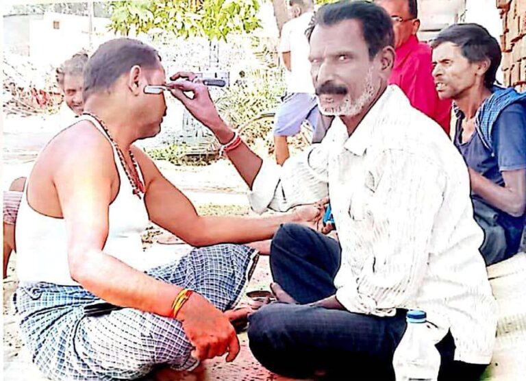 CG -/ गांव में पौनी पसारी प्रथा के अंतर्गत मोबाइल सेलून प्रचलित ये एक जगज नही रहते गांव के गलियों में घूम घूम कर ………