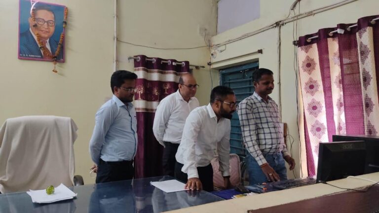महासमुंद कलेक्टर ने किया सरायपाली तहसील का निरीक्षण अव्यवस्थित अभिलेखों के लिए कारण बताओं नोटिस नामांतरण, बंटवारा, सीमांकन आदि को तेजी से निराकरण करने के निर्देश