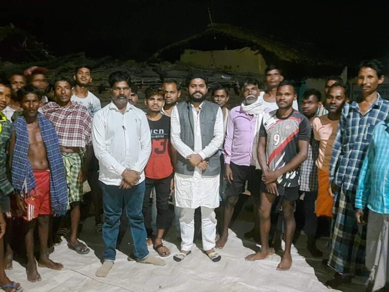 सिरपुर क्षेत्र के केसलडीह में ग्रामीण जन दरबार लगा कर सुनाया गांव की समस्या : किसान नेता अशवन्त तुषार साहू।