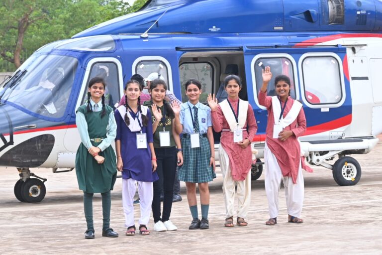 मुख्यमंत्री ने महासमुंद टॉपर विद्यार्थियों को हैलीकाप्टर जॉयराइड कराने का किया था वादा जिले के 5 मेधावी छात्रों को हेलीकॉप्टर में जॉय राइड करने का मिला अवसर