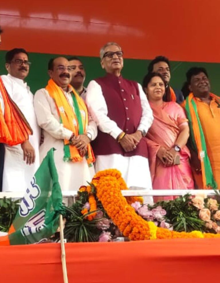 प्रदेश प्रभारी ओम माथुर का कांग्रेस सरकार पर वार… प्रदेशाध्यक्ष अरूण साव भाजपा जनसंपर्क अभियान प्रभारी अजय चंद्राकार ने राज्य सरकार पर जमकर बरसे…