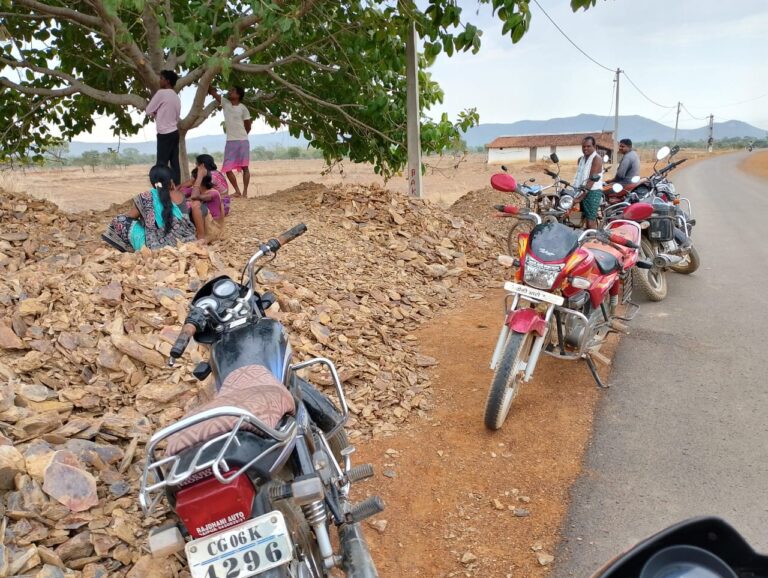 सरायपाली-/ महिलाओं का अस्त व्यस्त हालात में पीछे से फोटो खिंचकर कर दिया वायरल आरोपी के खिलाप सिकायत