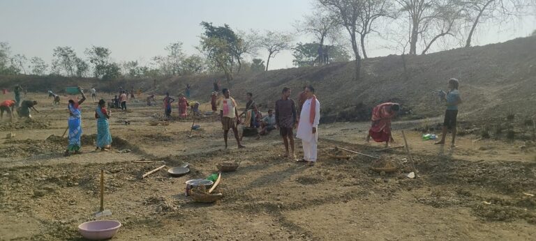 (बसना सरायपाली) 15 दिन दिखेगा काम करने वाले मजदूरों की फोटो सभी को रोजगार गारंटी में काम करते समय फोटो खींचकर अपलोड करना आवश्यक क्या इसमें भी रोजगार सहायक और मेट लोगो ने भ्रष्टाचार का रास्ता निकाल लिया है ऐसा नही होने पर अधिकारियों को करें सिकायत