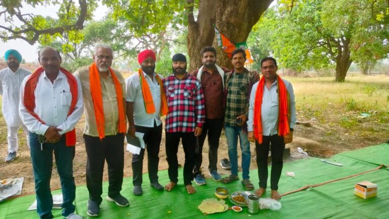 भारतीय जनता पार्टी का घर घर महाजनसंपर्क अभियान के तहत टिफिन बैठक ग्राम सिरको में डॉक्टर एन के अग्रवाल हुए शामिल।
