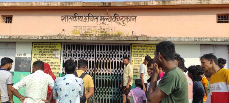 महासमुंद -/चैनल गेट और अंदर सटर का दो ताला तोड़कर गोदाम से चोरी का वारदात लगभग 40 बोरी चावल शक्कर और किलोबाट रातों रात चोरों ने दिया घटना को अंजाम