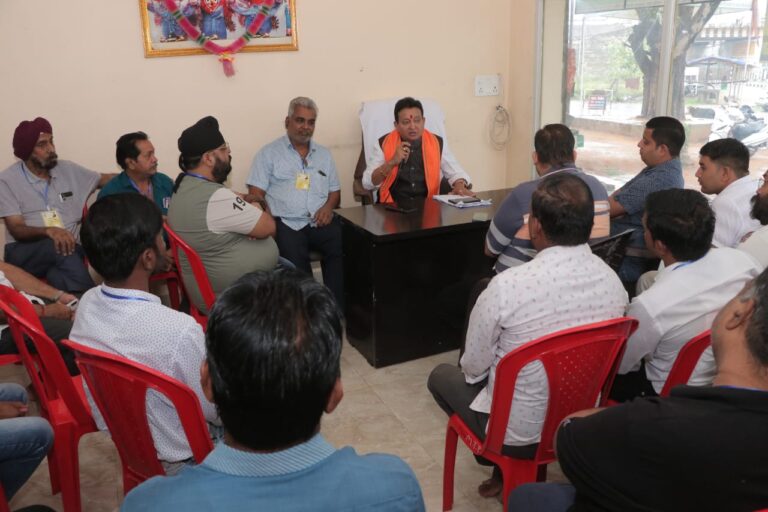 भाजपा नेता डॉ.सम्पत अग्रवाल ने महाजनसंपर्क अभियान के तहत पिथौरा नगर में किया जनसम्पर्क, बड़ी संख्या में भाजपा कार्यकर्ता व नगरवासी मौजूद रहें।