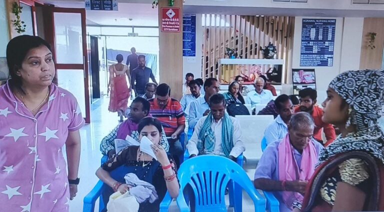 अग्रवाल नर्सिंग होम बसना में अंचलवासीयों को मिल रहा निःशुल्क सेवा का भरपूर लाभ | 20 दिनों में 425 लोगों को मिल चुका निशुल्क सेवा का लाभ ….