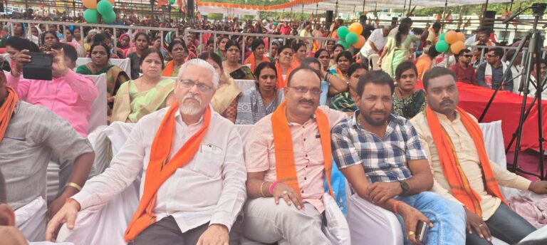 महासमुंद – बसना विधानसभा के सैकड़ों बीजेपी कार्यकर्ताओं के साथ महासंपर्क अभियान महासमुंद में शामिल हुए बेटी बचाओ बेटी पढ़ाओ के प्रदेश सदस्य डॉक्टर एन के अग्रवाल।