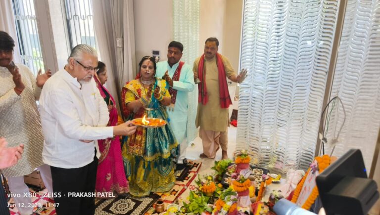 बसना – श्री कृष्ण भूमि में राजेंद्र अग्रवाल के गृह प्रवेश में शामिल हुए डॉक्टर एन के अग्रवाल…..