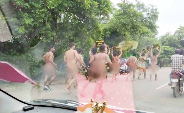 CG-/ बिना कपड़ों के PK फिल्म की तरह विधानसभा के बाहर निर्वस्त्र होकर किया प्रदर्शन । बता दें कि यह पूरा मामला फर्जी जाति प्रमाण पत्र को लेकर है।