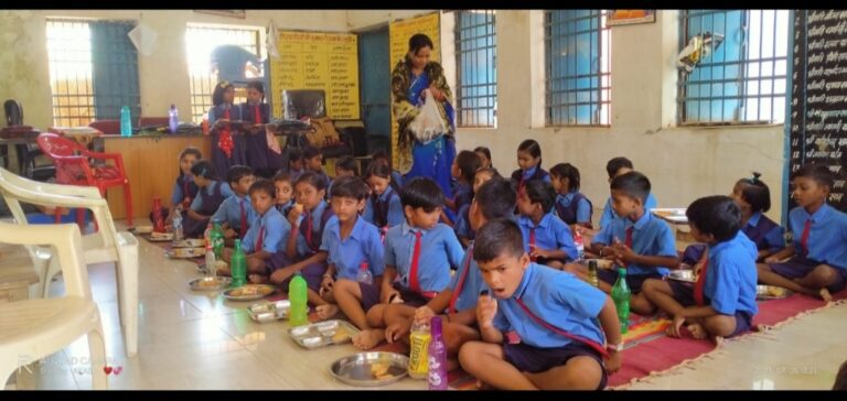 बसना -/ 8 दिनों मध्यान भोजन के बजाय खिला रहे है बड़ा समोसा और मिक्चर ये है कई लाख रु पेयलज के नाम से भुगतान करने वाला ग्राम पंचायत क्या यही हक्कीत है विकास का जहां स्कूल को पानी तक नसीब नही हो रहा है ?