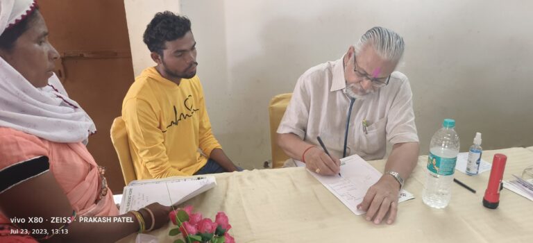 बसना – अग्रवाल नर्सिंग होम बसना के द्वारा सांकरा में निःशुल्क जांच शिविर में 215 लोगों ने कराई जांच.