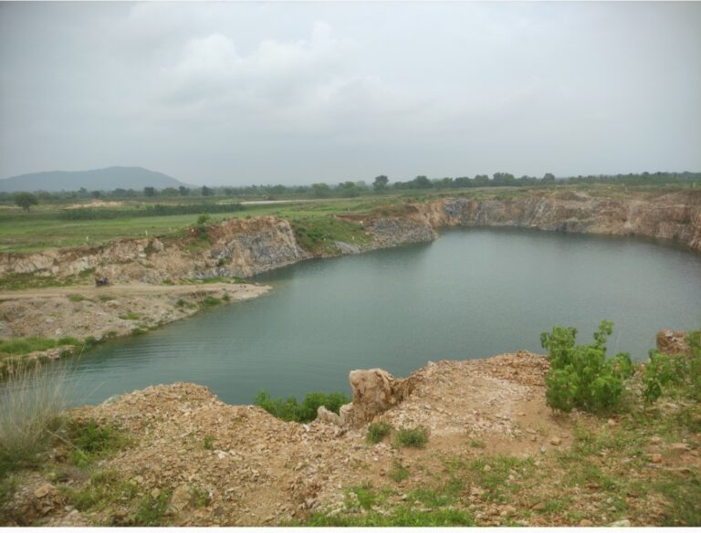 महासमुंद -/ पत्थर खदान के गहराई में कूद रहे है बच्चे कभी हो सकता है बड़ा हादसा खदान पर नही है सुरक्षा के कोई भी इंतजाम या सूचना बोर्ड देखे वीडियो