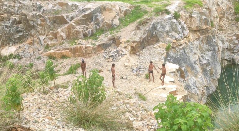 महासमुंद -/ पत्थर खदान के गहराई में कूद रहे है बच्चे कभी हो सकता है बड़ा हादसा खदान पर नही है सुरक्षा के कोई भी इंतजाम या सूचना बोर्ड