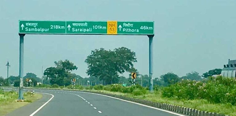 महासमुंद-/ कानून व्यवस्था की समीक्षा ब्लॉक मुख्यालयों में लगने वाले साप्ताहिक बाजार को व्यवस्थित यातायात और पार्किंग की समुचित व्यवस्था पिथौरा, बसना और सरायपाली में ऐसे कई स्थानों से जहां नेशनल हाईवे से राजस्व एवं पुलिस विभाग को कार्रवाई करने निर्देश