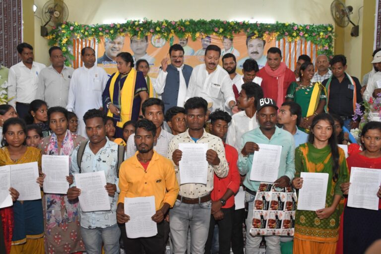 महासमुंद -/ अंत्यावसायी सहकारी विकास समिति से 5 हितग्राहियों को कुल 5 लाख 20 हजार रुपये का लोन 100 विशेष पिछड़ी जनजाति युवक युवतियों को सौंपा गया सरकारी सेवा नियुक्ति