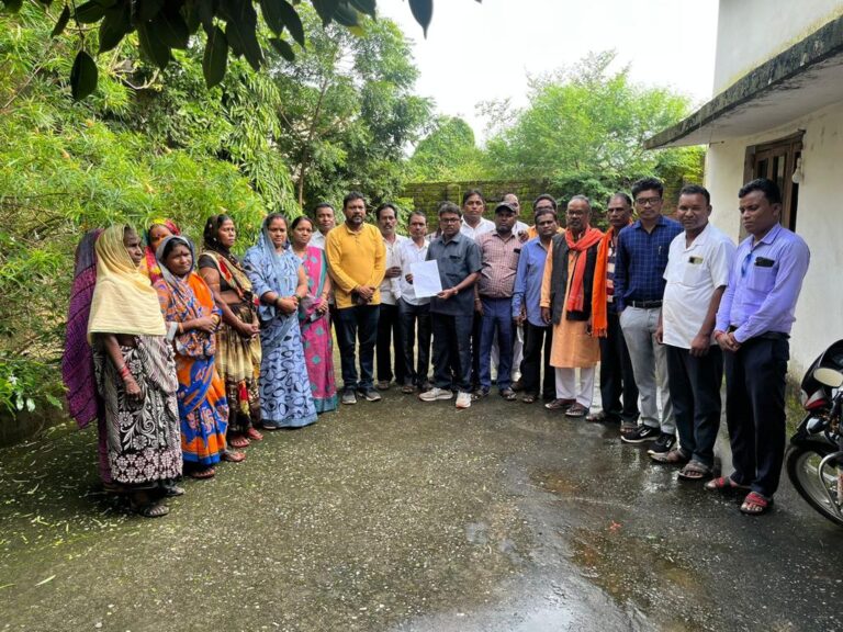सरायपाली -सरायपाली में बीजेपी के राजनीति बदलती नजर आ रही है सरला कोसरिया को टिकट मिलने पर मचा बवाल गाड़ा समाज के भाजपा में सम्मलित कार्यकर्ता बूथ स्तर से राष्ट्रीय स्तर तक देंगे सामूहिक इस्तीफा ।