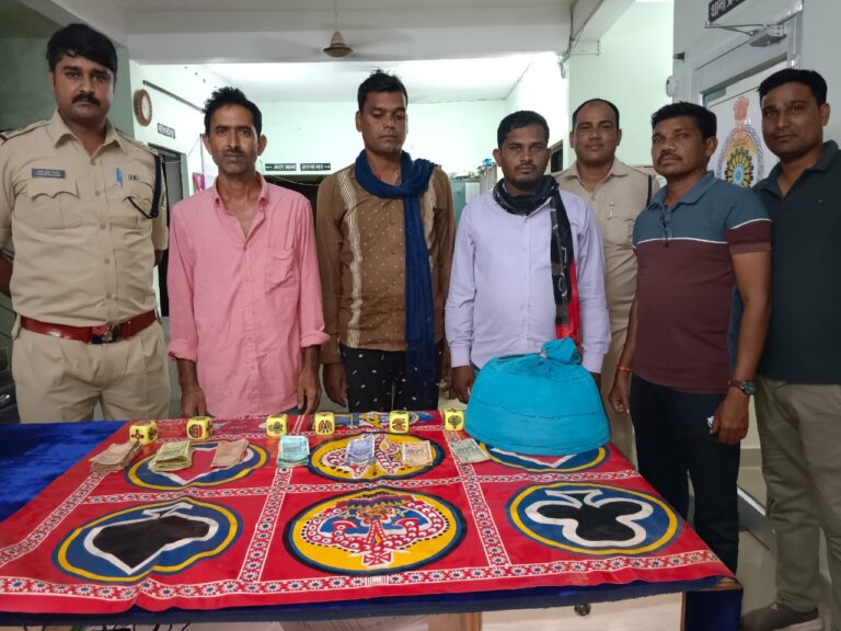 बसना भंवरपुर क्षेत्र के गांव गांव में खडखिया जुआ खेलाने वाले 3 लोगो को बसना पुलिस ने रात को गिरफ्तार किया है लेकिन ये सरगना नही है ।