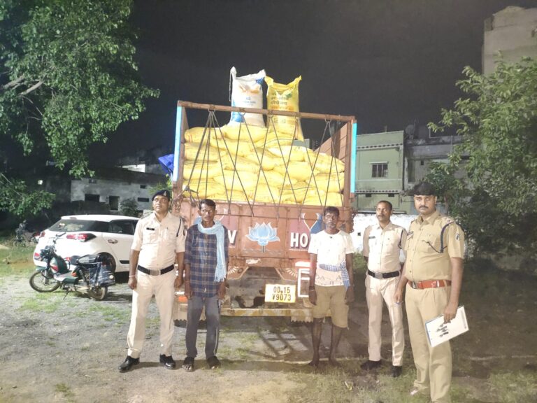 बसना -/ कृषि , मेडिकल दवाइयां अवैध खाद का भारी मात्रा में अवैध परिवहन बसना और बलौदा के ओडीसा छ्ग बार्डर में अलग अलग कार्यवाही ।