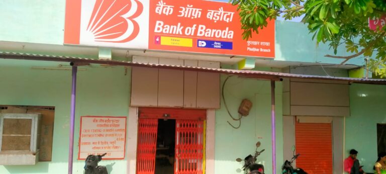 बसना / -/ बैंक में कामगाज ठप्प दिन भर बंद रहा बिजली हितग्राही हुए परेसान