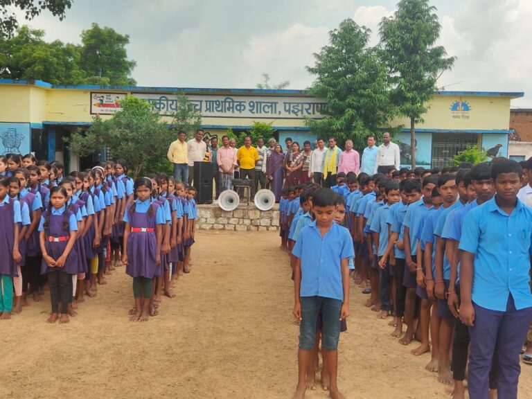 सरायपाली -/ निरीक्षण के दौरान कमी पाई जिसको पूरा करने के लिए 4 स्कूलो में जनपद अध्यक्ष द्वारा शाला परिवार को नया ध्वनि विस्तारक यंत्र का पूरा सेट भेट किया , स्वास्थ्य कर्मी, सरायपाली थाना में कार्यरत टी. आई. को रक्षा बंधन के रक्षा सूत्र