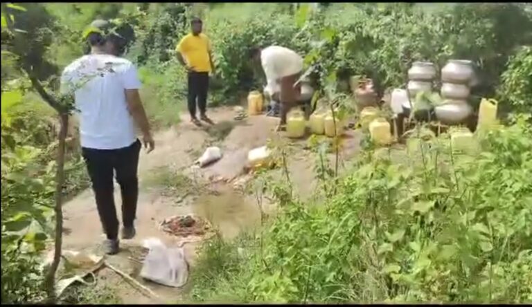 महासमुंद -/ गन्दी नालियों के पानी और केमिकल से तैयार होता है भारी मात्राओं में महुवा सराब ये शराब नही जहर है जहर राजस्व के साथ साथ शारीरिक नुकसान भी ?